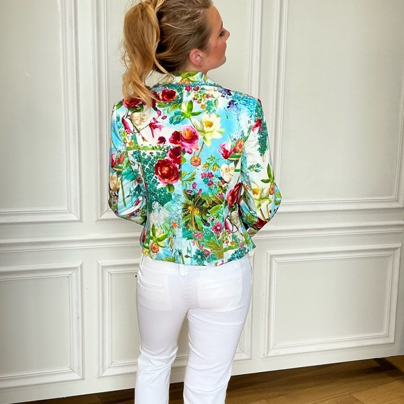 Alberto Makali silky vibrant floral blazer with stone embellishment closure - Picture 4 of 15